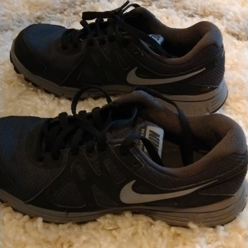 Nike revolution 2